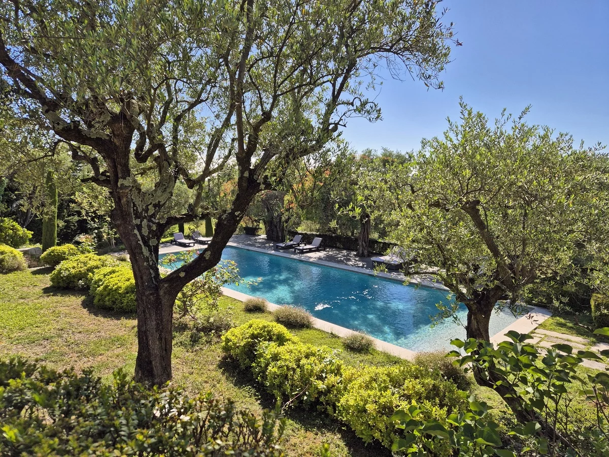 ein viereckiger Pool im Landhausgarten 