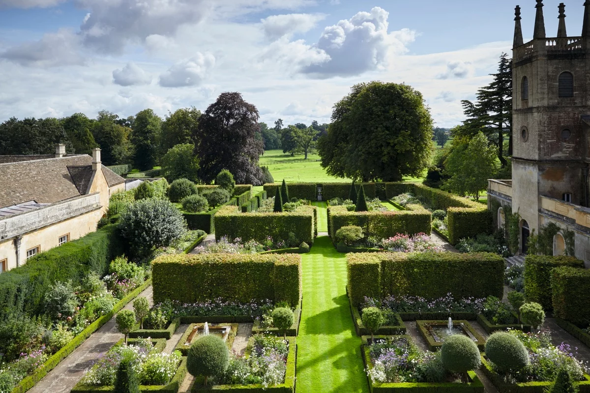 perfekte Gartengestaltung mit gut gepflegten Hecken und Sträuchern 