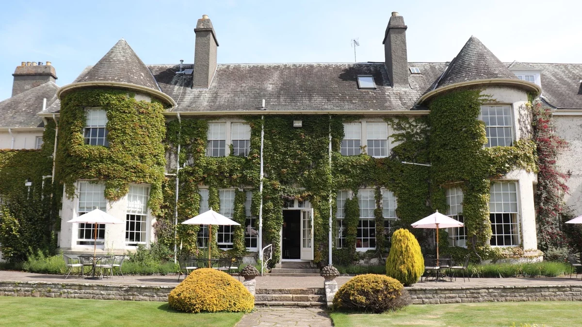 altes haus mit grün bewachseneder Fassade und Garten Landhausstil 