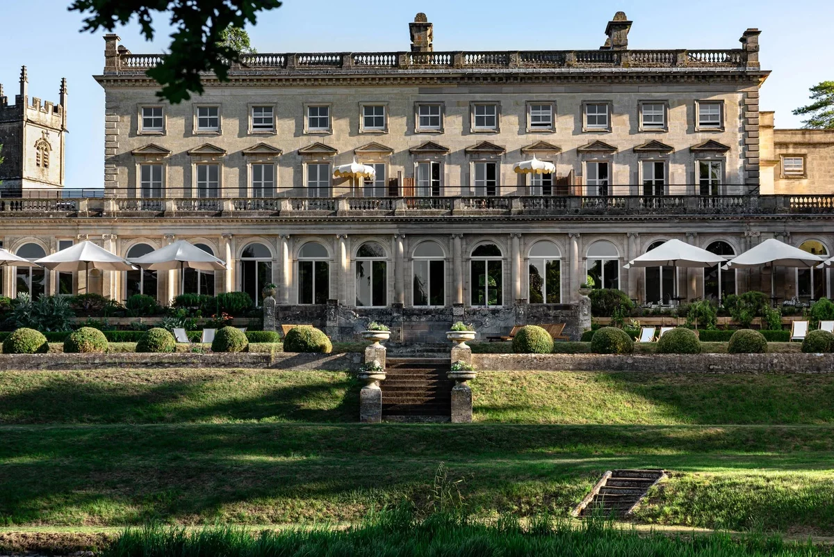 großes altes Haus mit weiter Rasenfläche vorne 