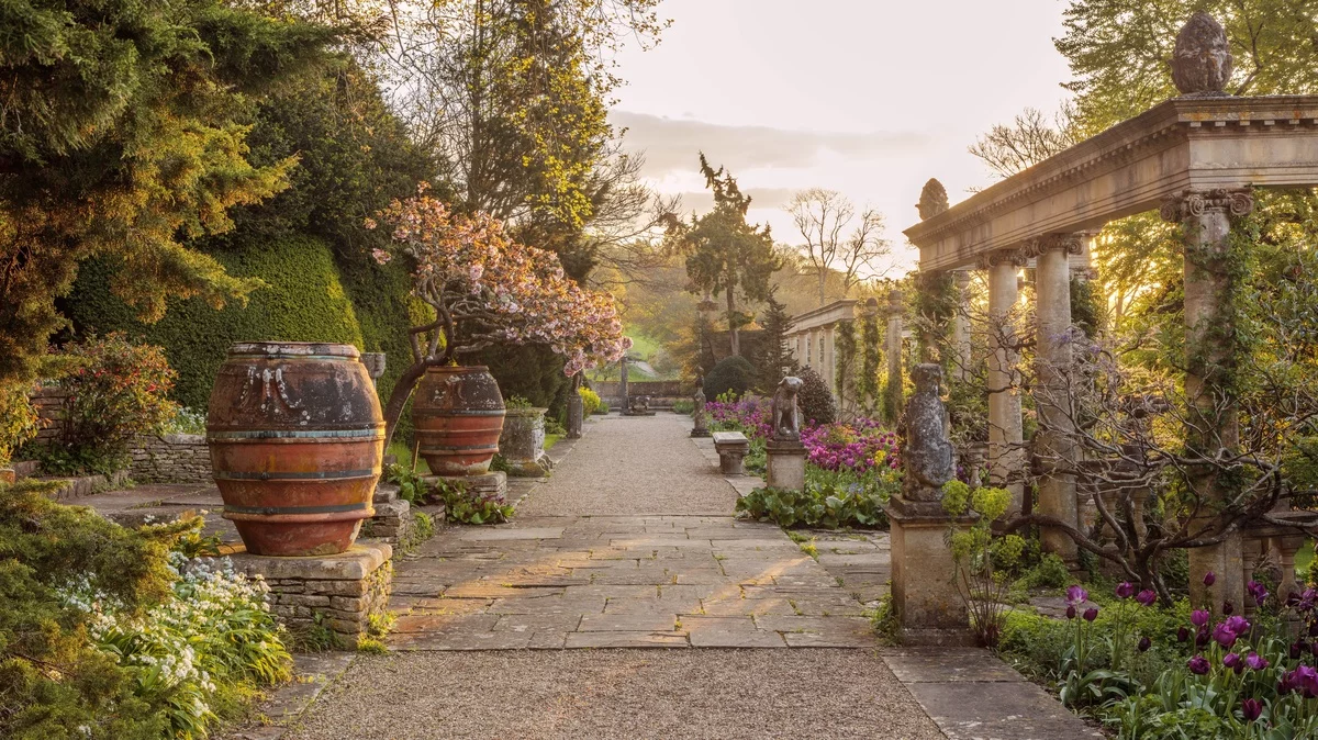 Garten Landhausstil - Gartendeko mit Patina seitens des Gartenweges