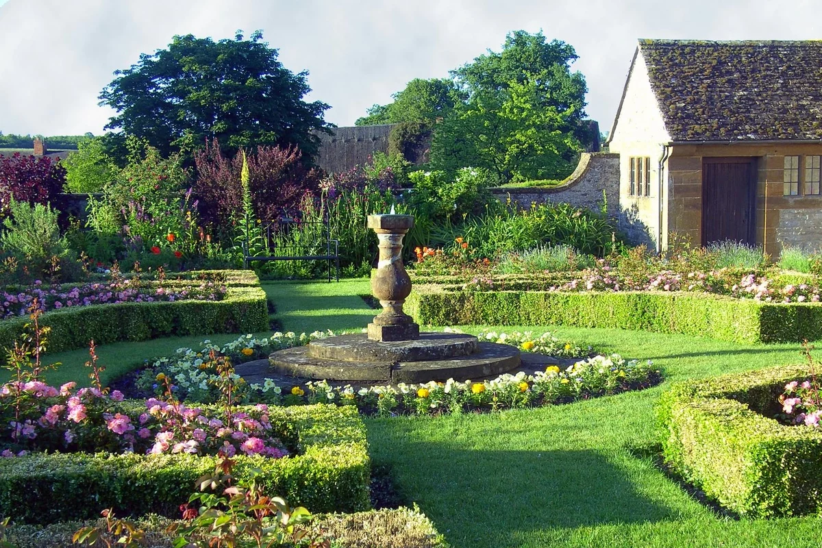 gut strukturierte Gartenfläche mit Brunnen im Garten Landhausstil 
