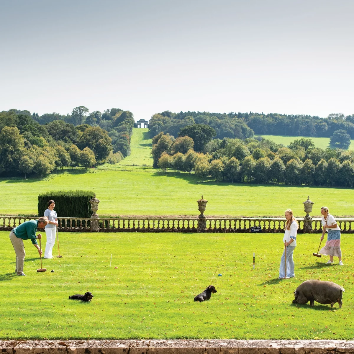 Menschen spielen Golf auf dem gepflegten Rasen - Garten Landhausstil 