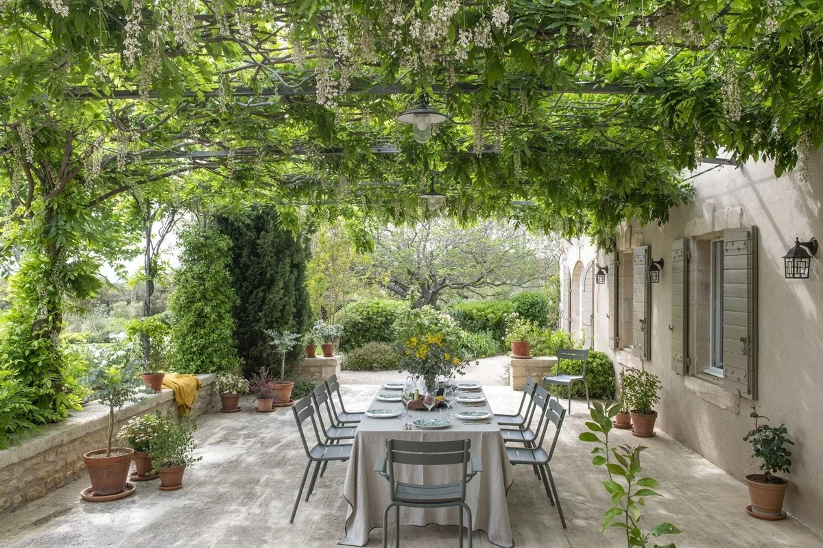 eine Essecke auf der Terrasse mit viel Grün ringsum - Garten Landhausstil 