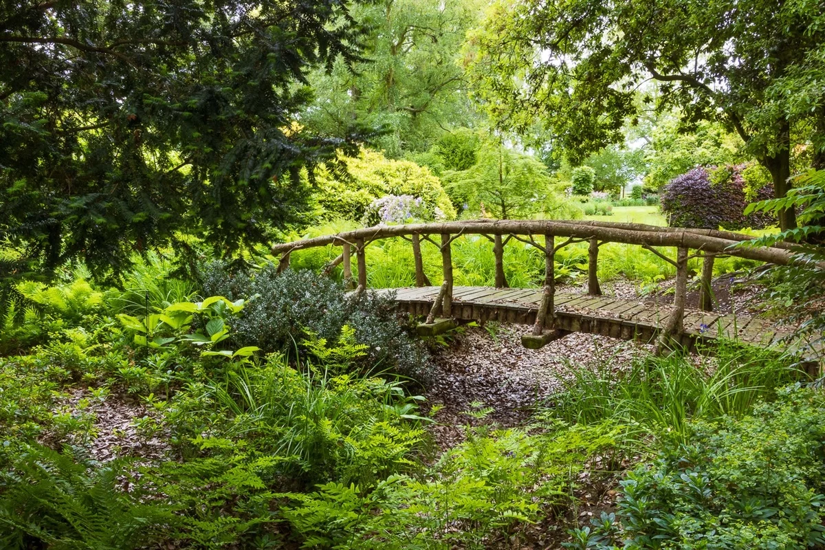 eine romantische Ecke mit Brücke im Garten Landhausstil 