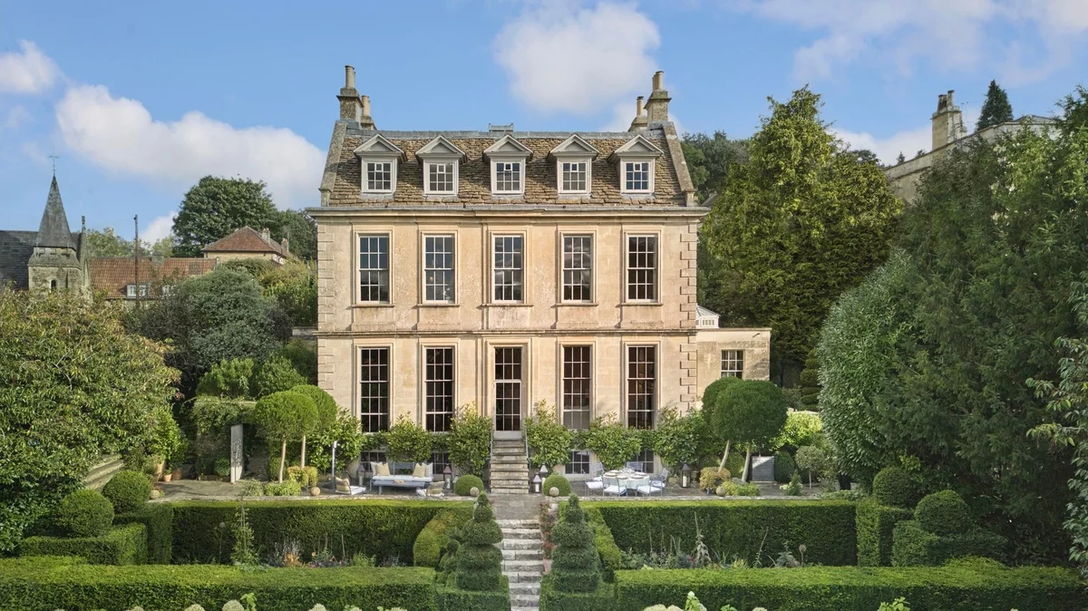 altes Haus im Landhausstil mit gut gepflegtem Garten vorne 