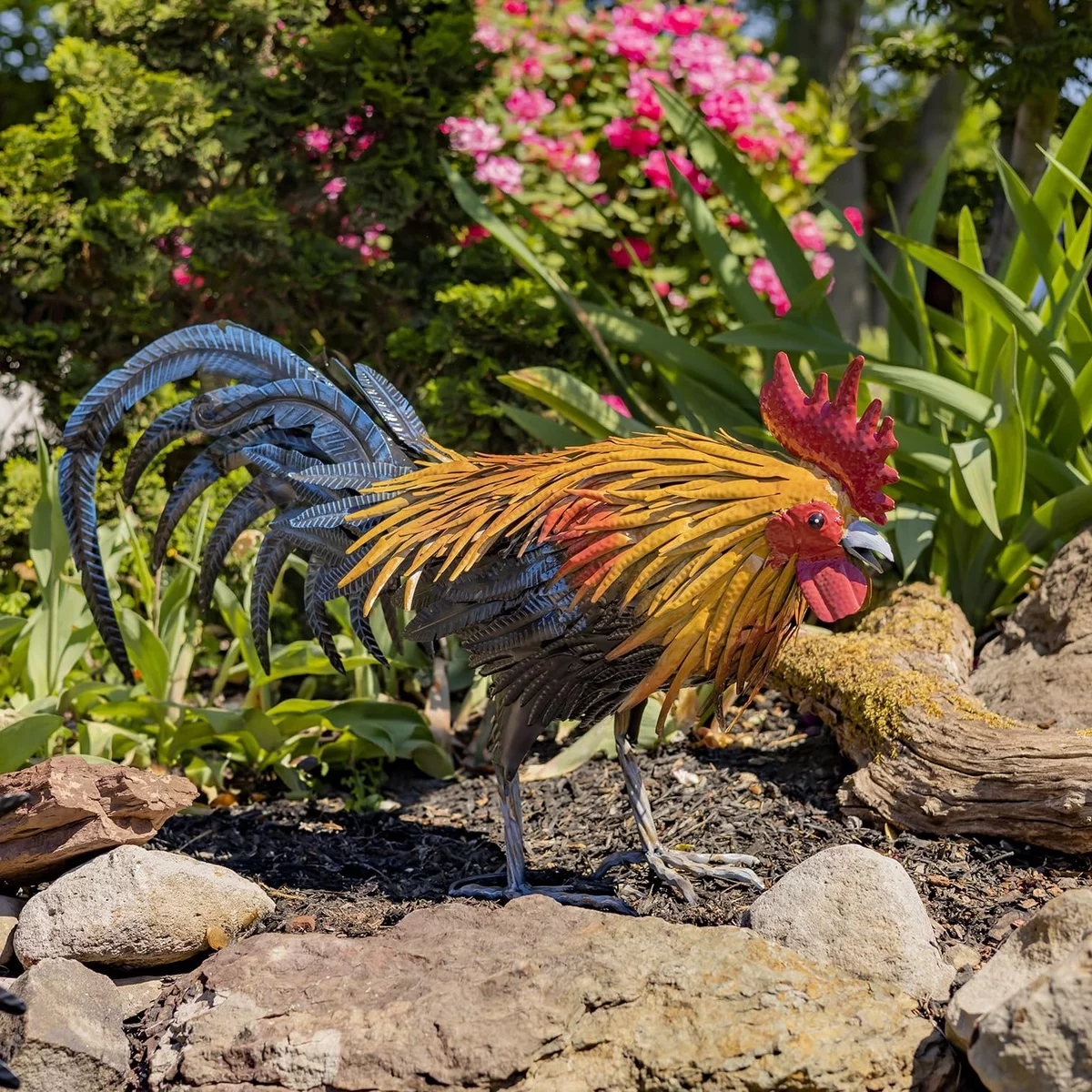 ausgefallene Deko Garten - ein Hahn zwischen Steinen und wilden Blumen