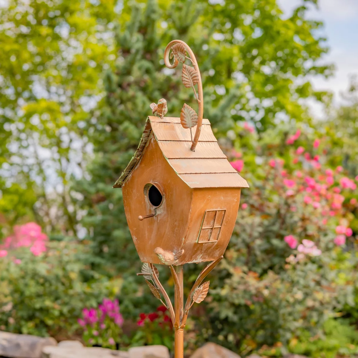 DIY Projekt für ausgefallene Deko im Garten - Vogelhaus aus Holz