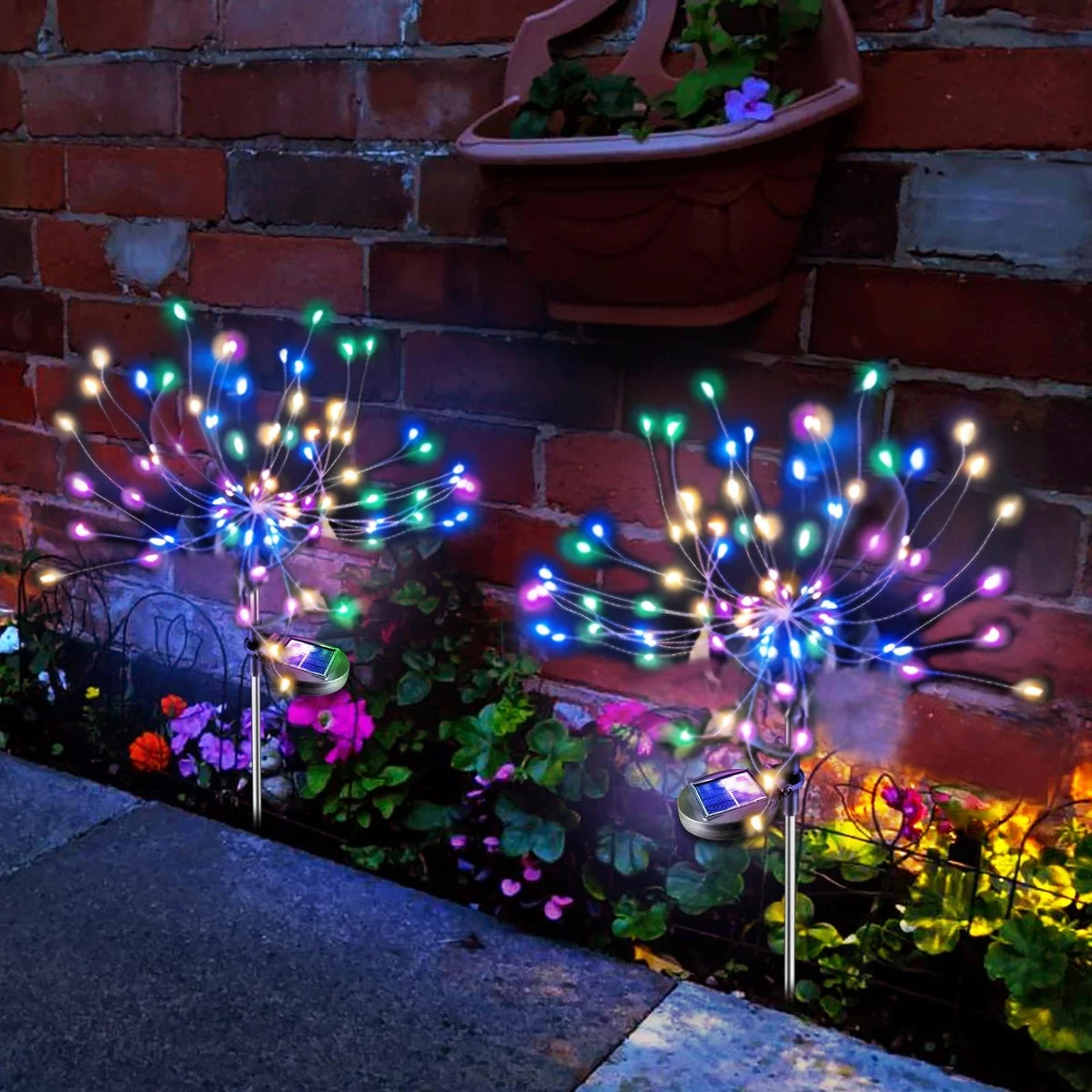 bunte Lichter abends im Garten - Idee für ausgefallene Deko