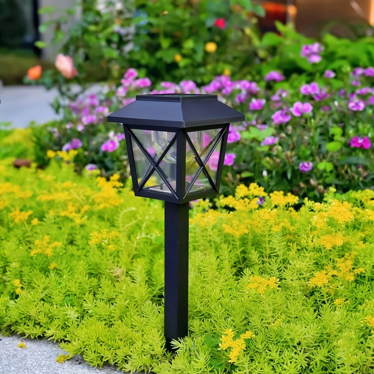 Laterne im Garten im Blumenbeet - ausgefallene Deko draußen