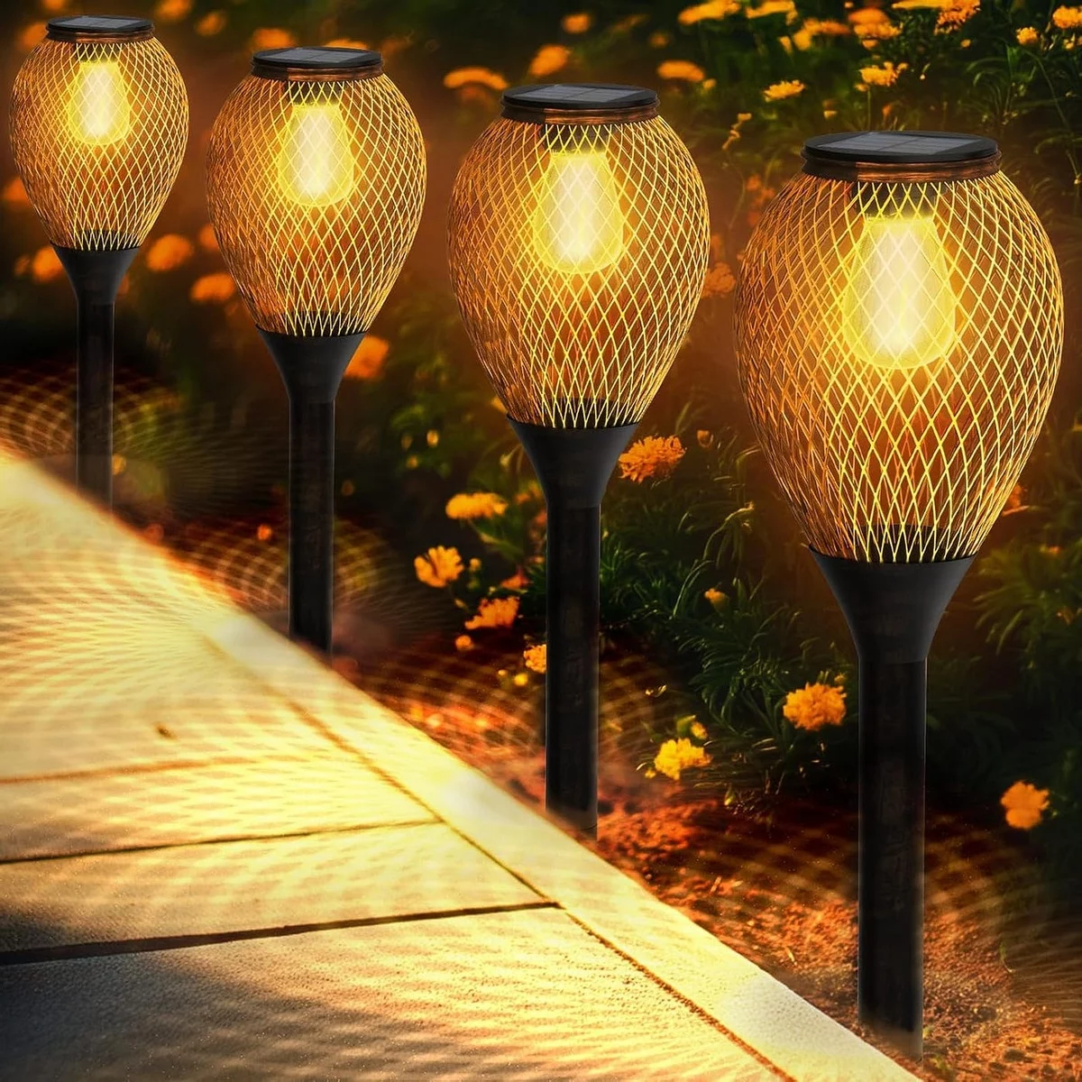 Laternen am Gartenweg beleuchten den Garten abends