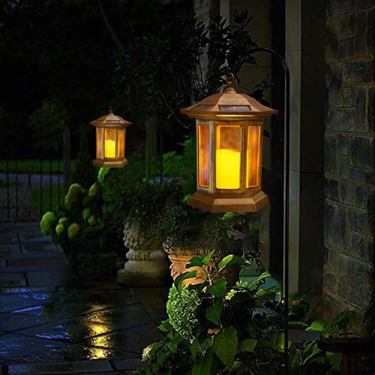 zwei Laternen vor dem Haus beleuchten den Eingangsbereich abends