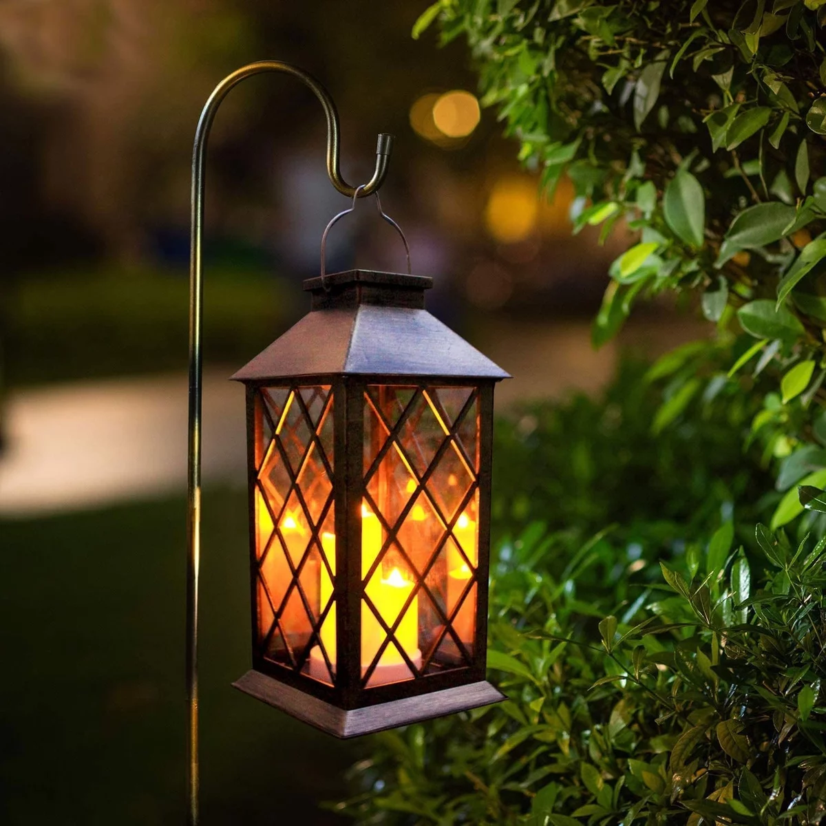 Hängelaterne draußen - ausgefallene Deko im Garten