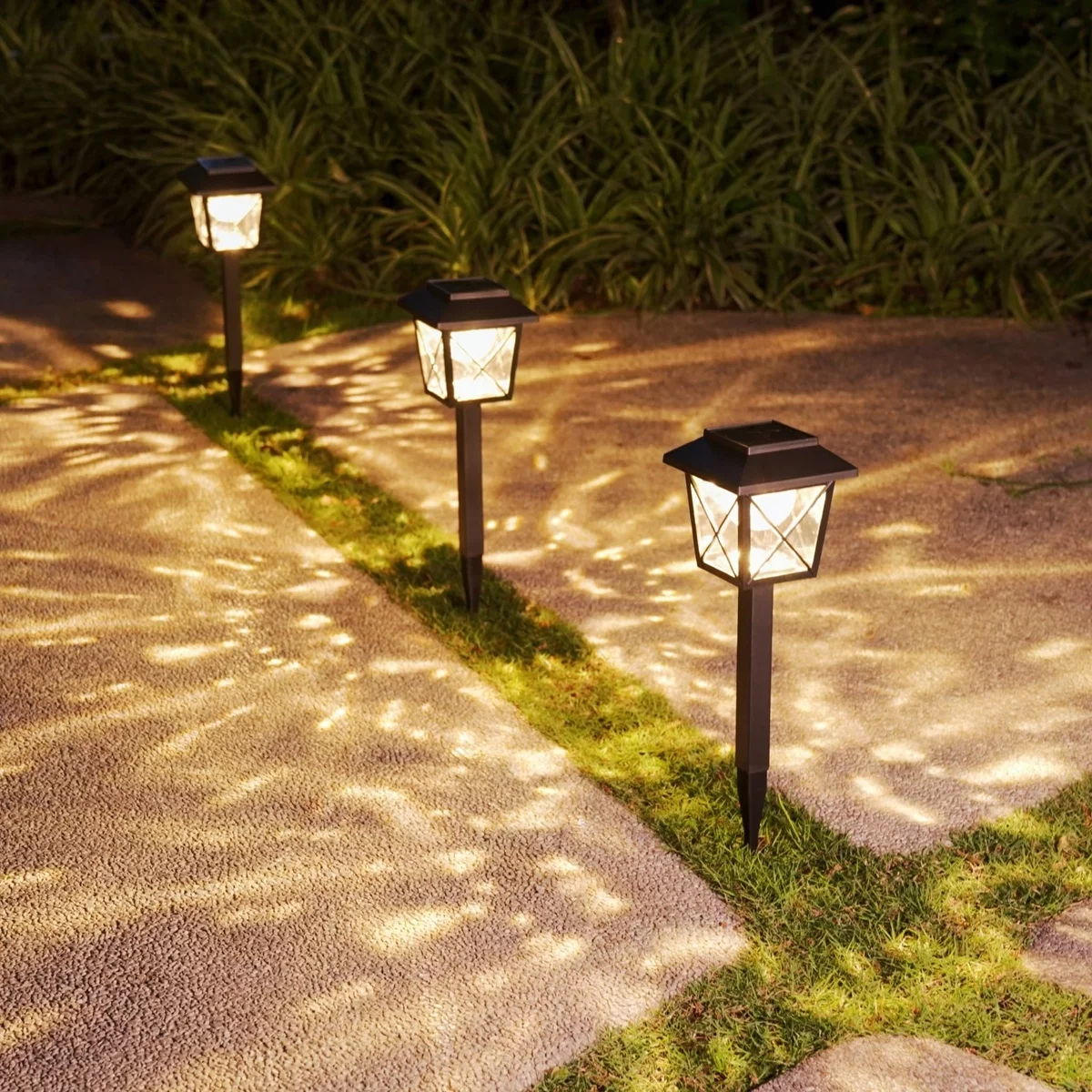 Solar Laternen beleuchten den Garten - idee für ausgefallene Deko im Garten