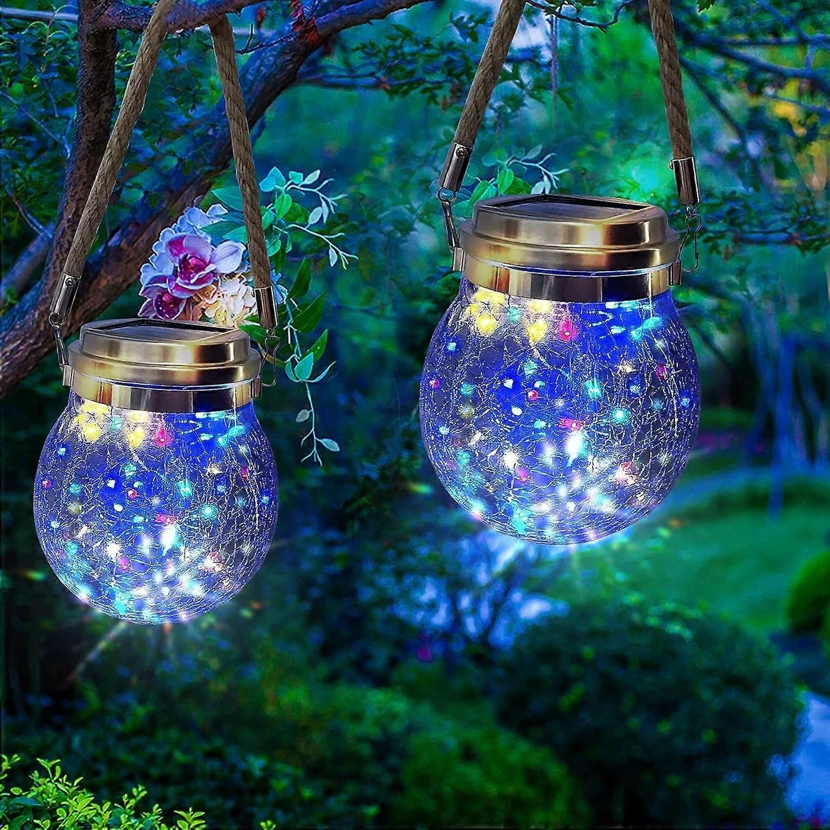 bunte Laternen am Baum gehängt - Ideen für ausgefallene Deko im Garten