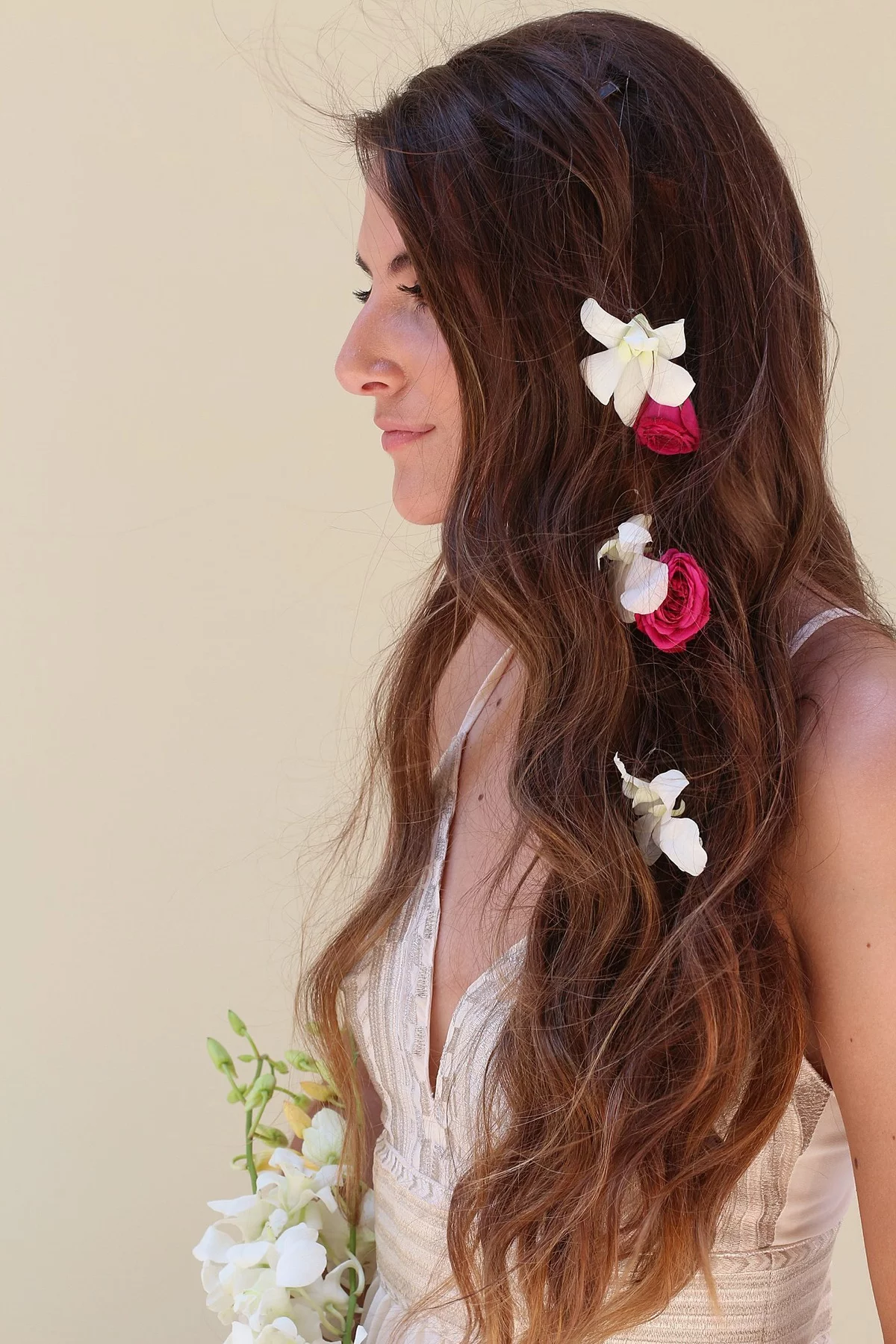 weiße und rote Blumen im Haar als Schmuck 