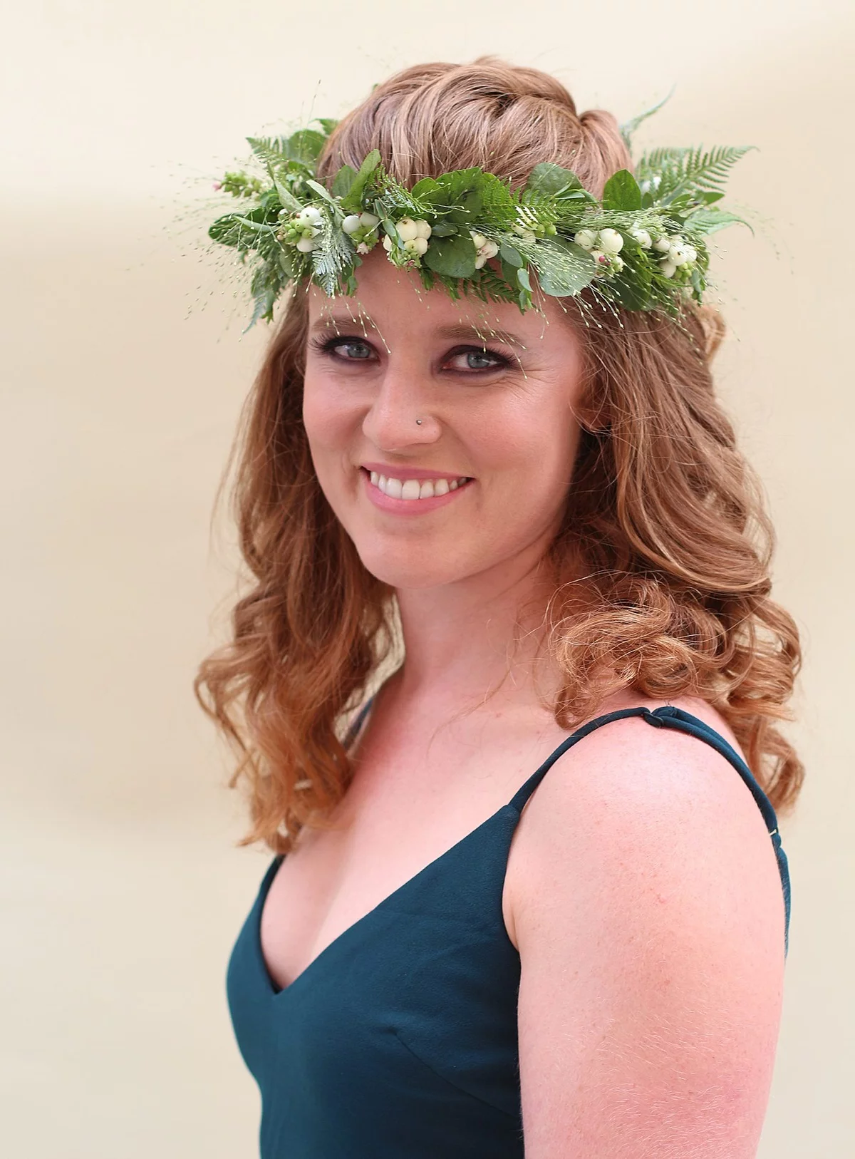 junge fröhliche Frau mit grünem Kranz im Haar