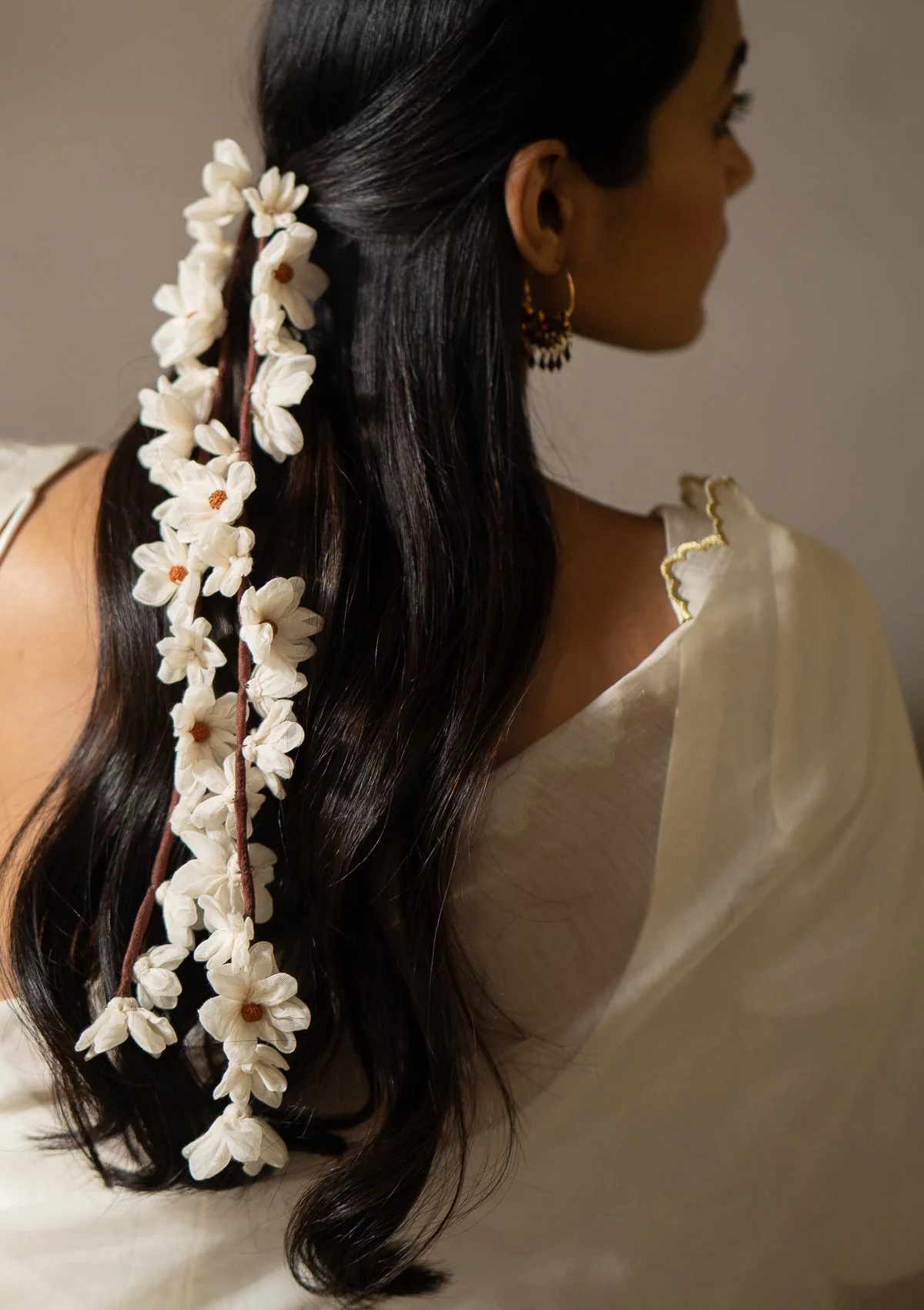 weiße Blumen als Haarschmuck fürs schwarzes Haar 