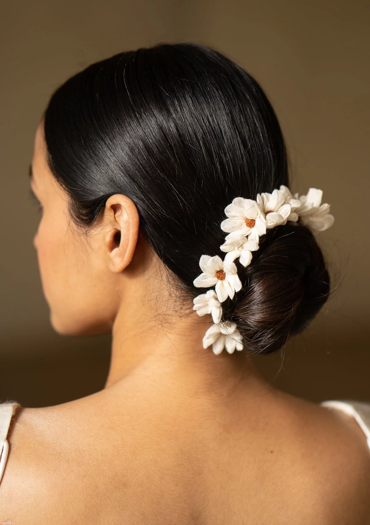 Kranz aus weißen seidenblumen betonen den Stil der Frau 