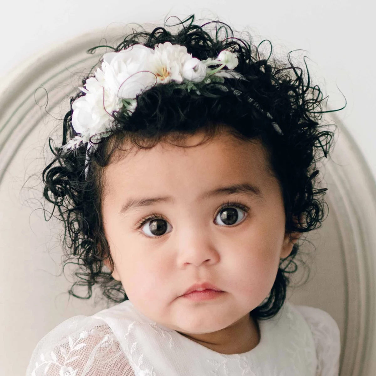 kleines Mädchen mit Blumen im Haar - offizielles Outfit 