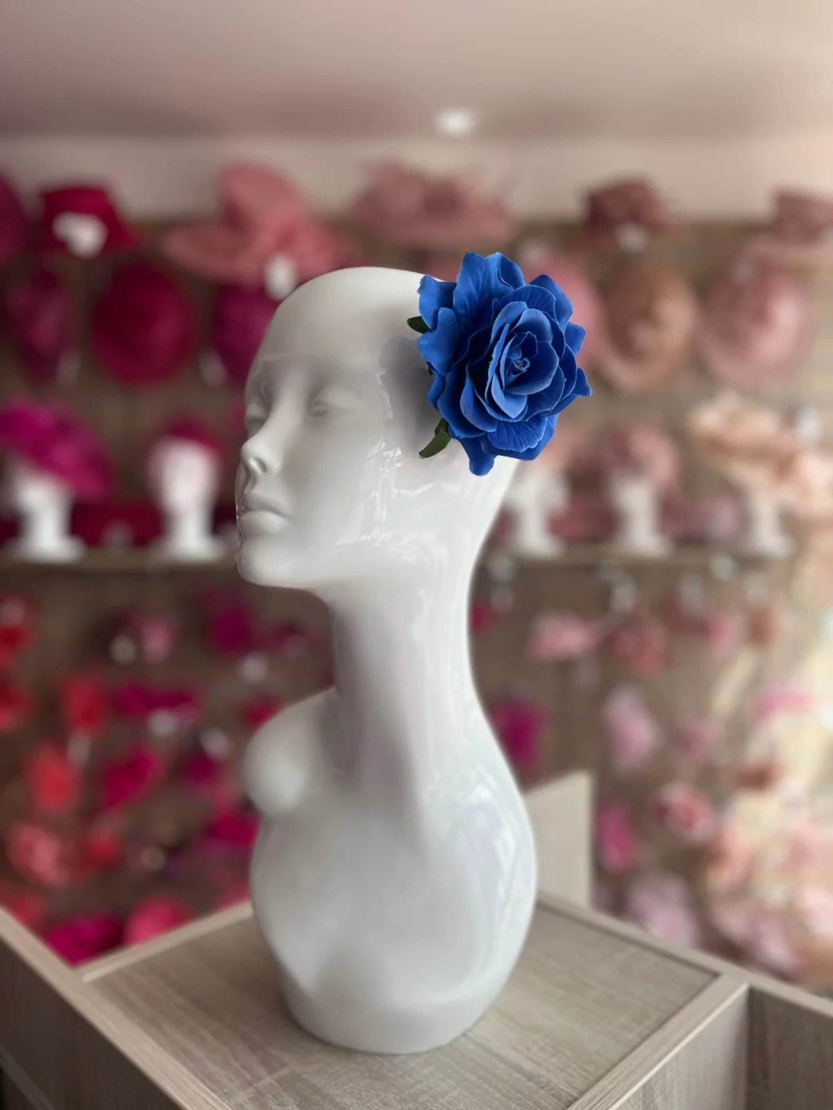blaue Rose aus Kunstseide als Haarschmuck