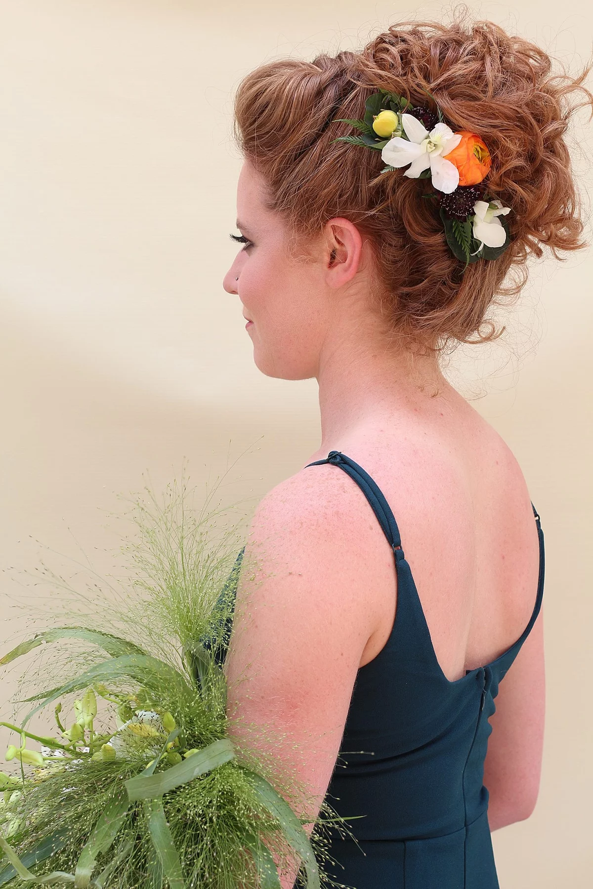 Blumennadeln schmücken das Haar und betonen die Frisur 