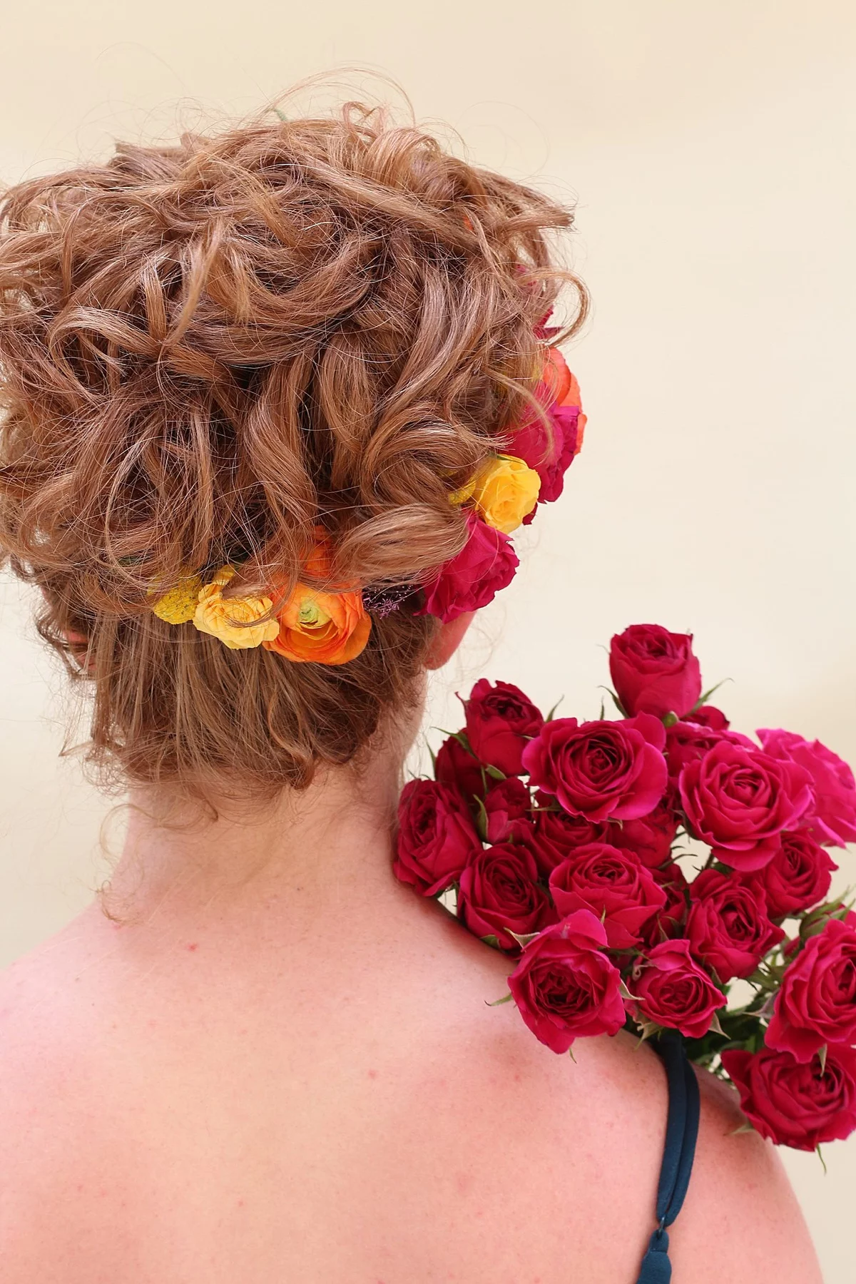 zarter Blumenkranz betont die Frisur und den Stil dieser Frau 