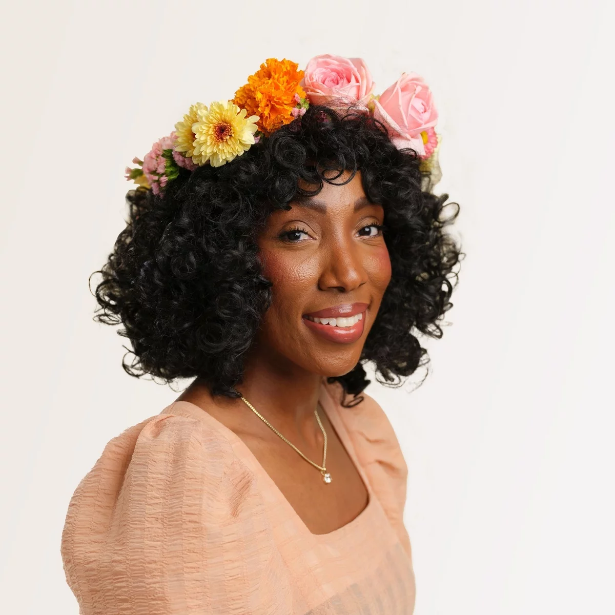 Blumenkranz aus farbenfrohen Blüten schmücken schwarzes Haar 