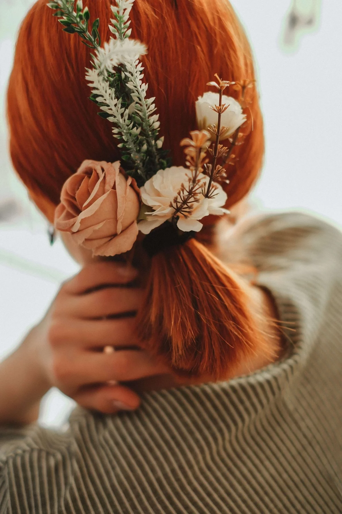 Blumen im Haar sprechen für Romantik und Stil 