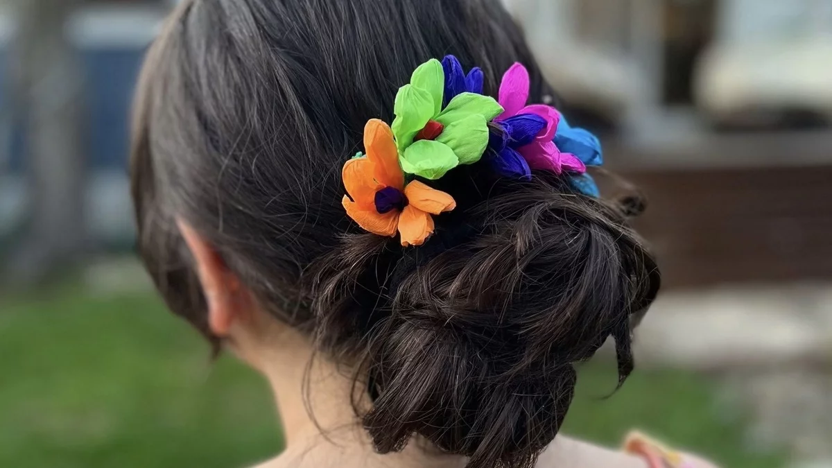 Haarkamm mit künstlichen Blumen in kräftigen Farben 