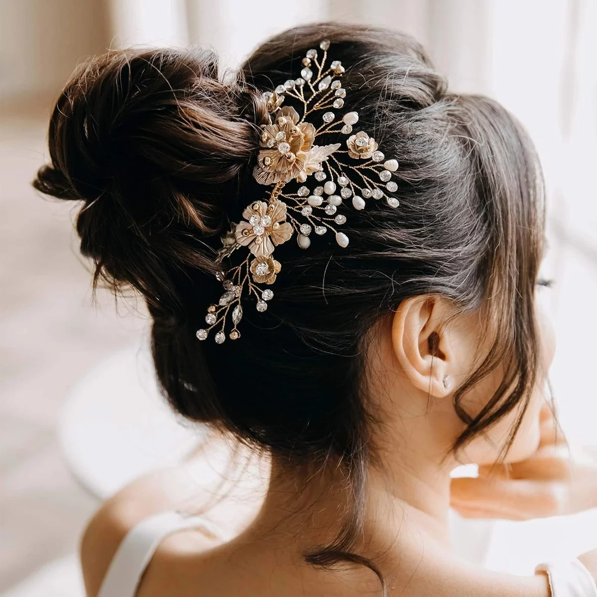 stilvoller Haarschmuck aus Blumen und perlen für die Braut 