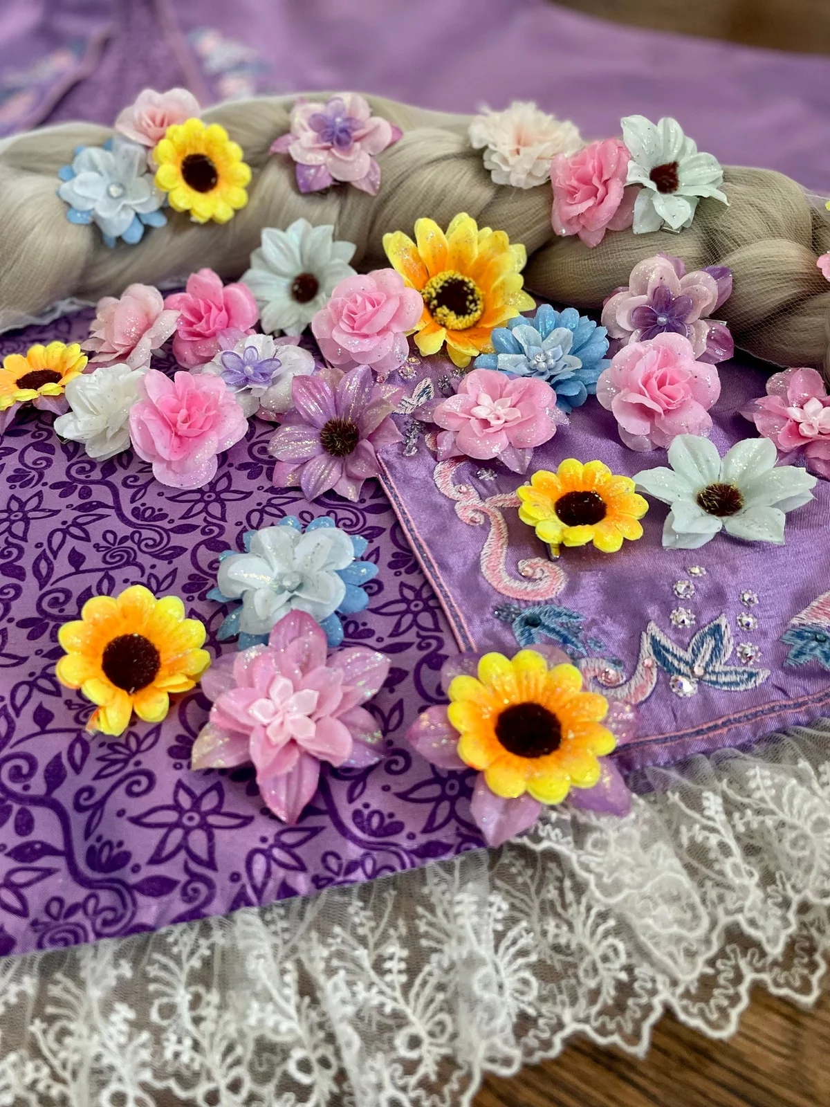 Blumen als Haarschmuck in verschiedenen Farben 