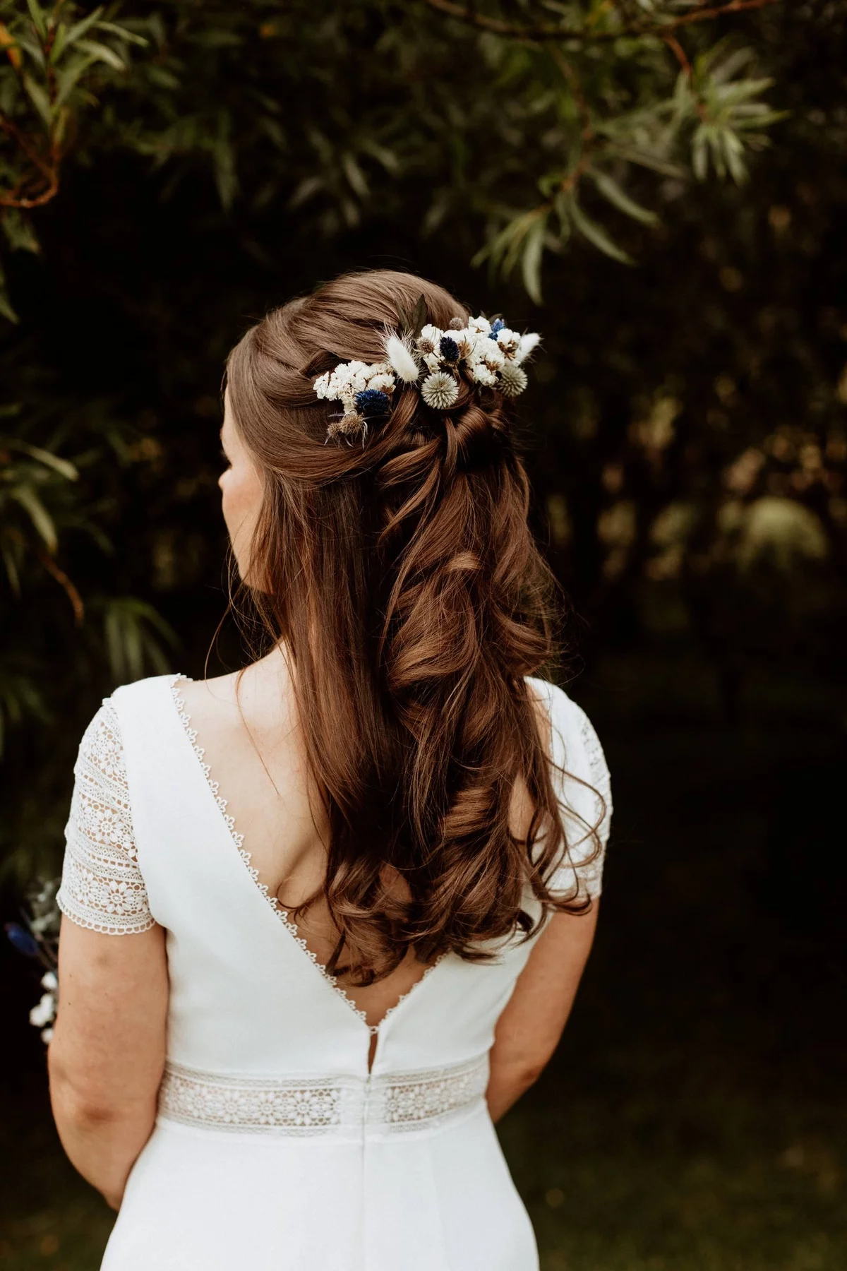 wilde weiße Blumen im Haar - herrlicher Haarschmuck für jede Braut 