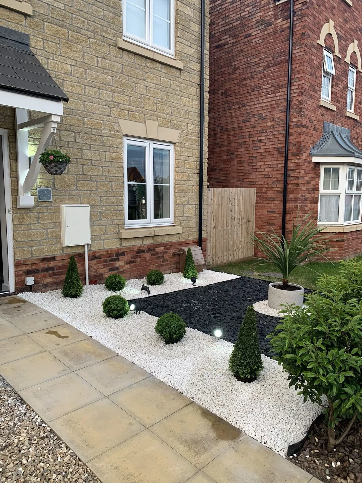 Vorgarten gestalten pflegeleicht - gut strukturiert und wenig bepflanzt