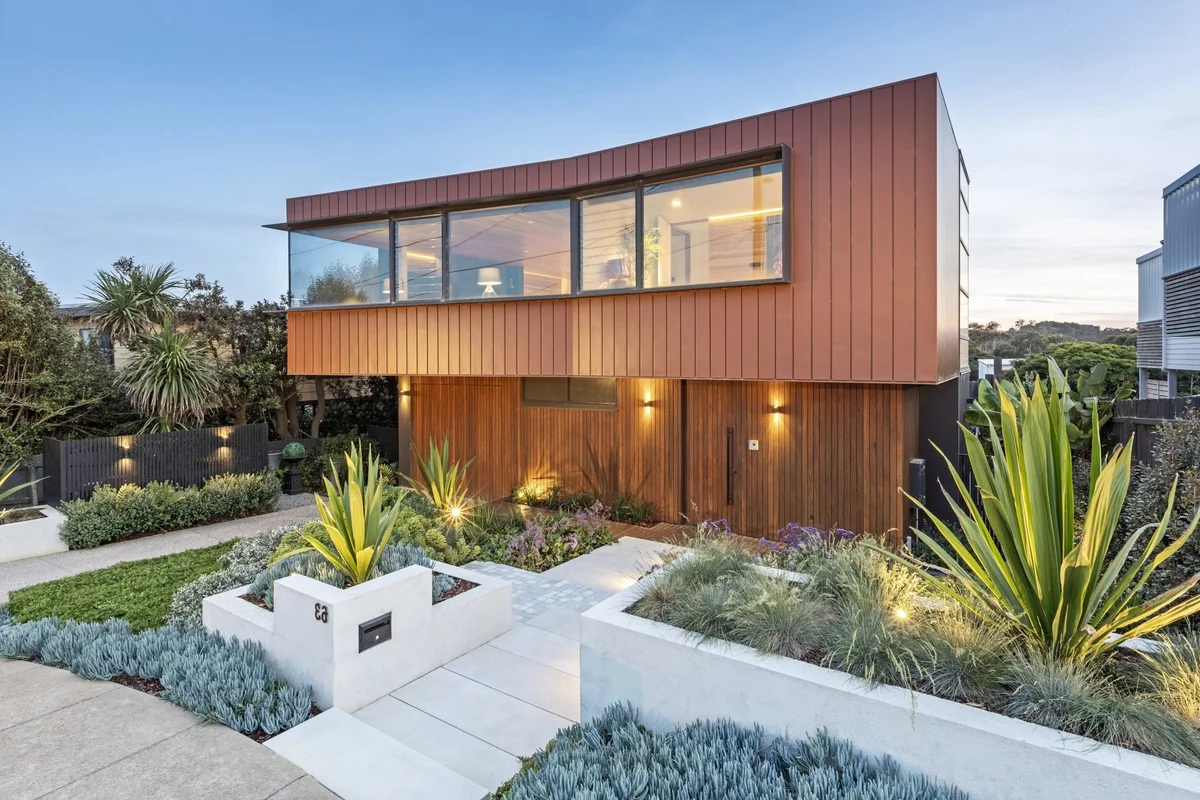 minimalistisch gestalteter Vorgarten mit integrierter Beleuchtung