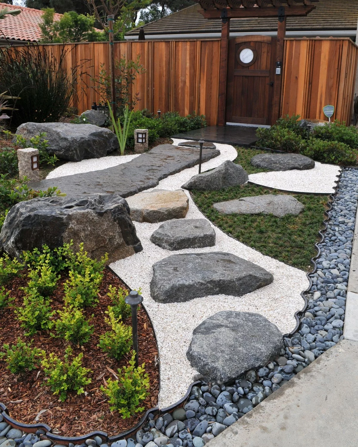 japanischen Vorgarten gestalten pflegeleicht mit großen Steinen und Kies