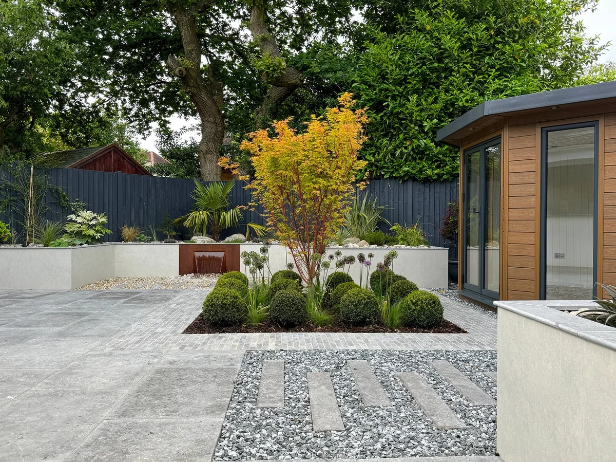 Vorgarten gestalten pflegeleicht - Steinfläche und kleines Beet mit Buchsbäumen