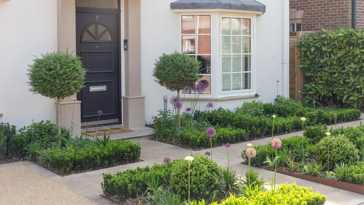 gut strukturierter Vorgarten mit grünen Pflanzen