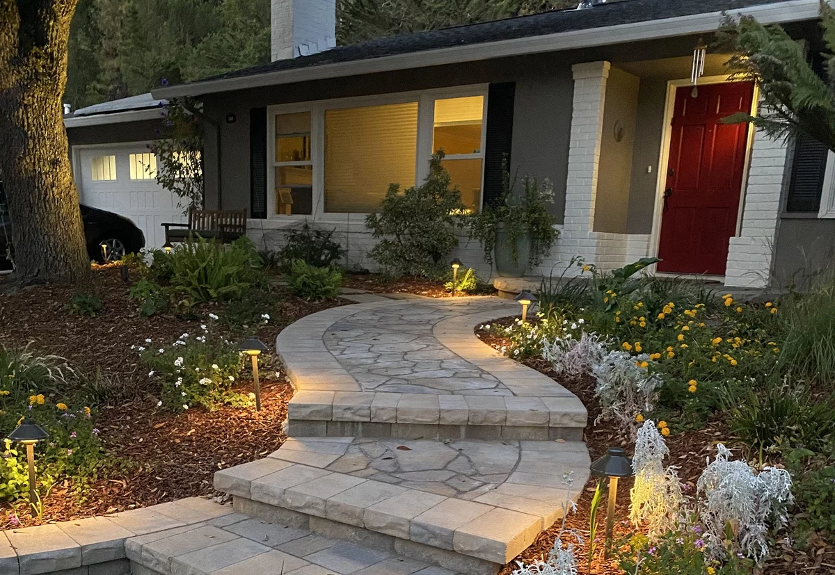 Schön gestalteter und gut beleuchteter Gartenweg führt direkt zur Haustür