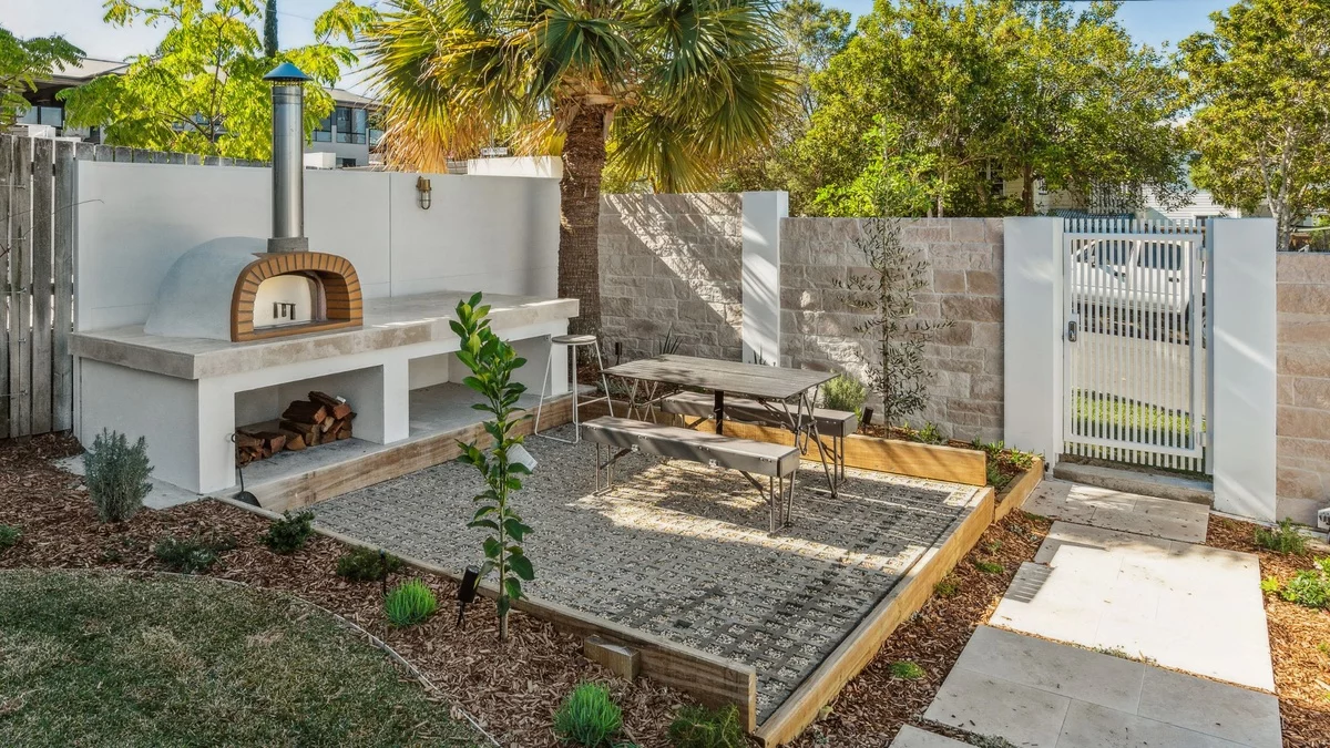 eine Sitzecke vor einem Kamin im Vorgarten gestalten