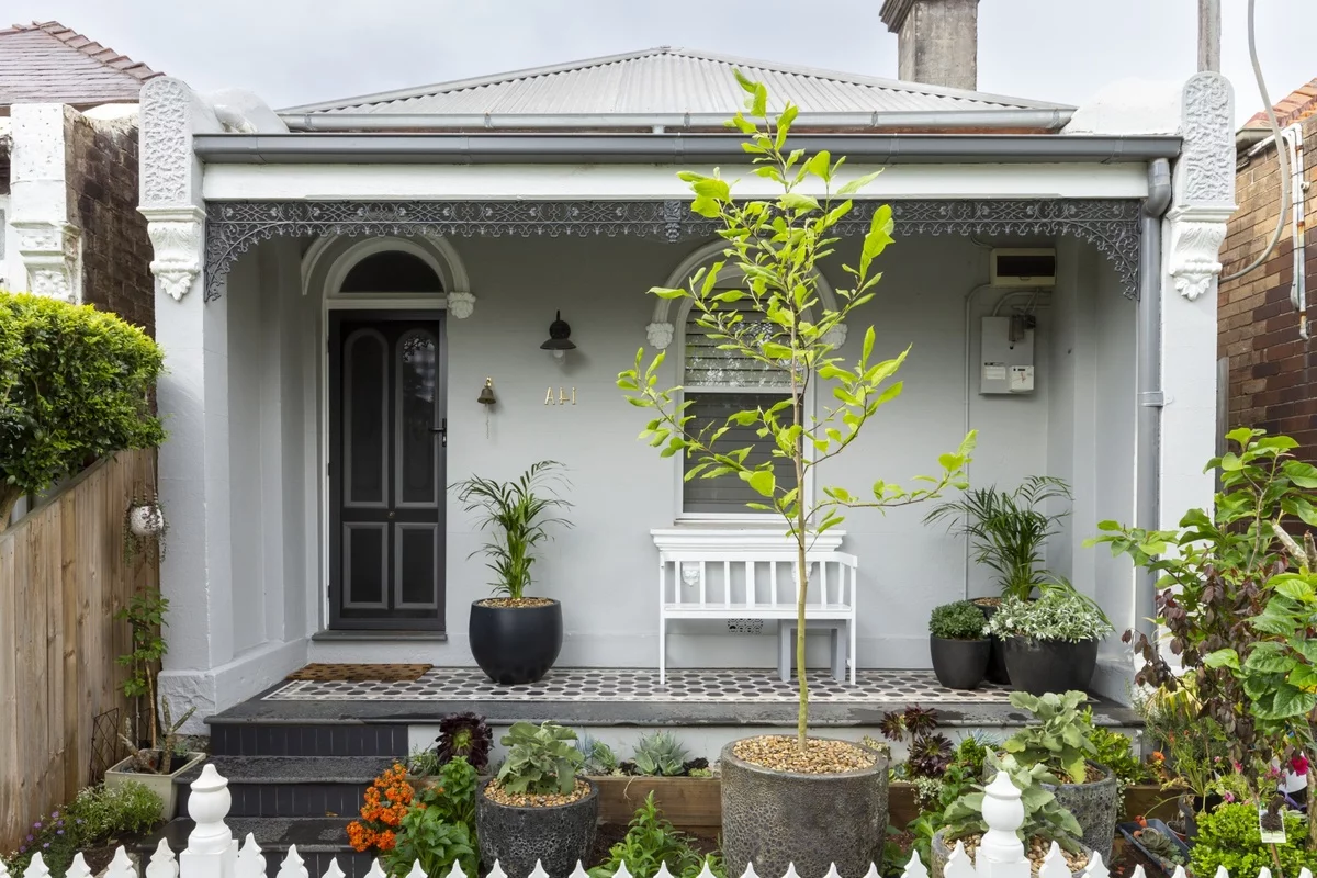 Topfpflanzen dienen auch als Vorgartenschmuck