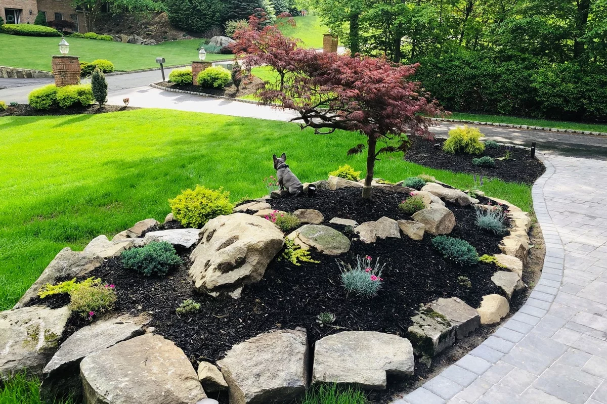 kleiner Garten im japanischen Stil zieht hier die Blicke an