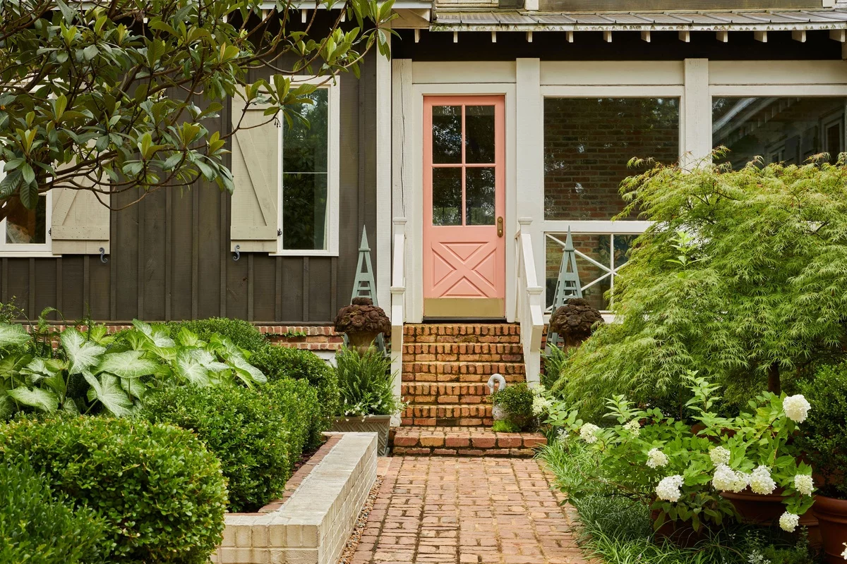 üppiges Grün zeichnet diesen Vorgarten aus