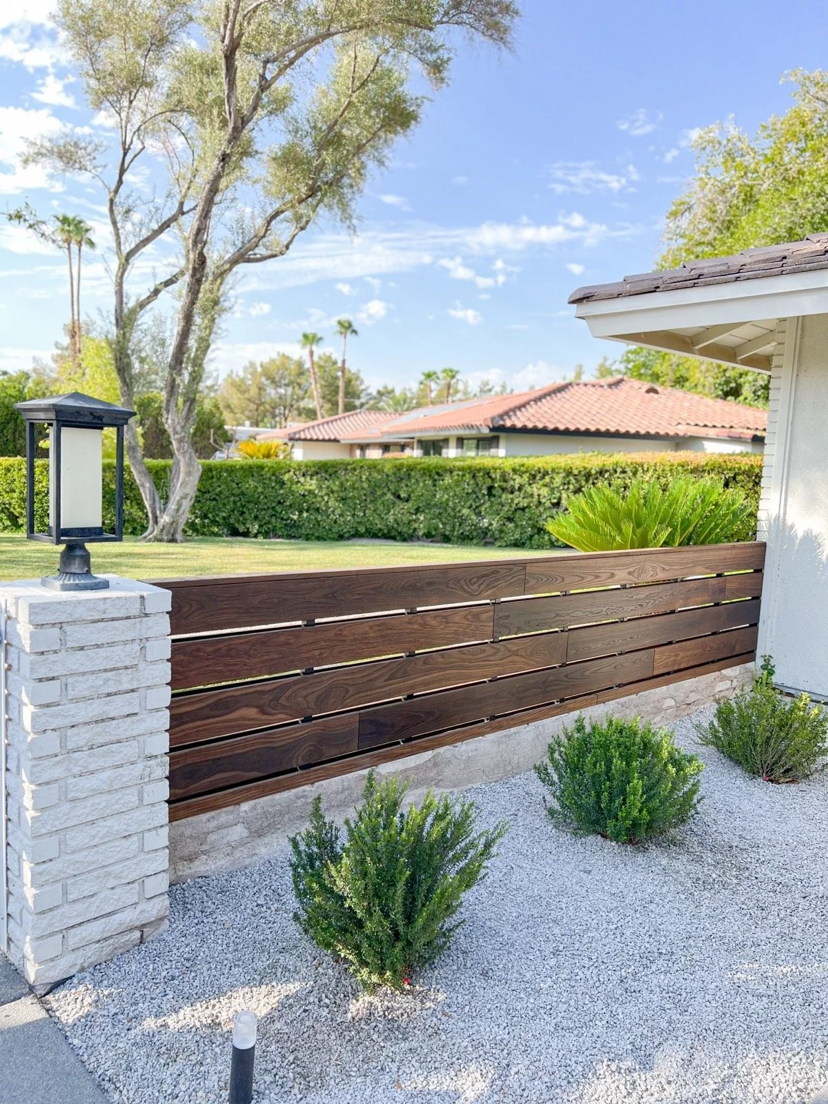 mit Kies und Sand den Vorgarten modern gestalten