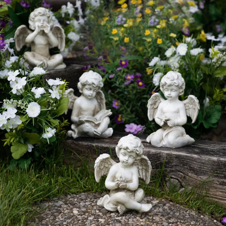 Engelfiguren zwischen den Blumen im Garten plazieren