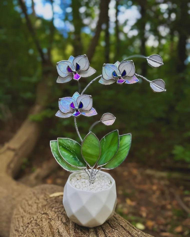schöne Blume in Vase für draußen