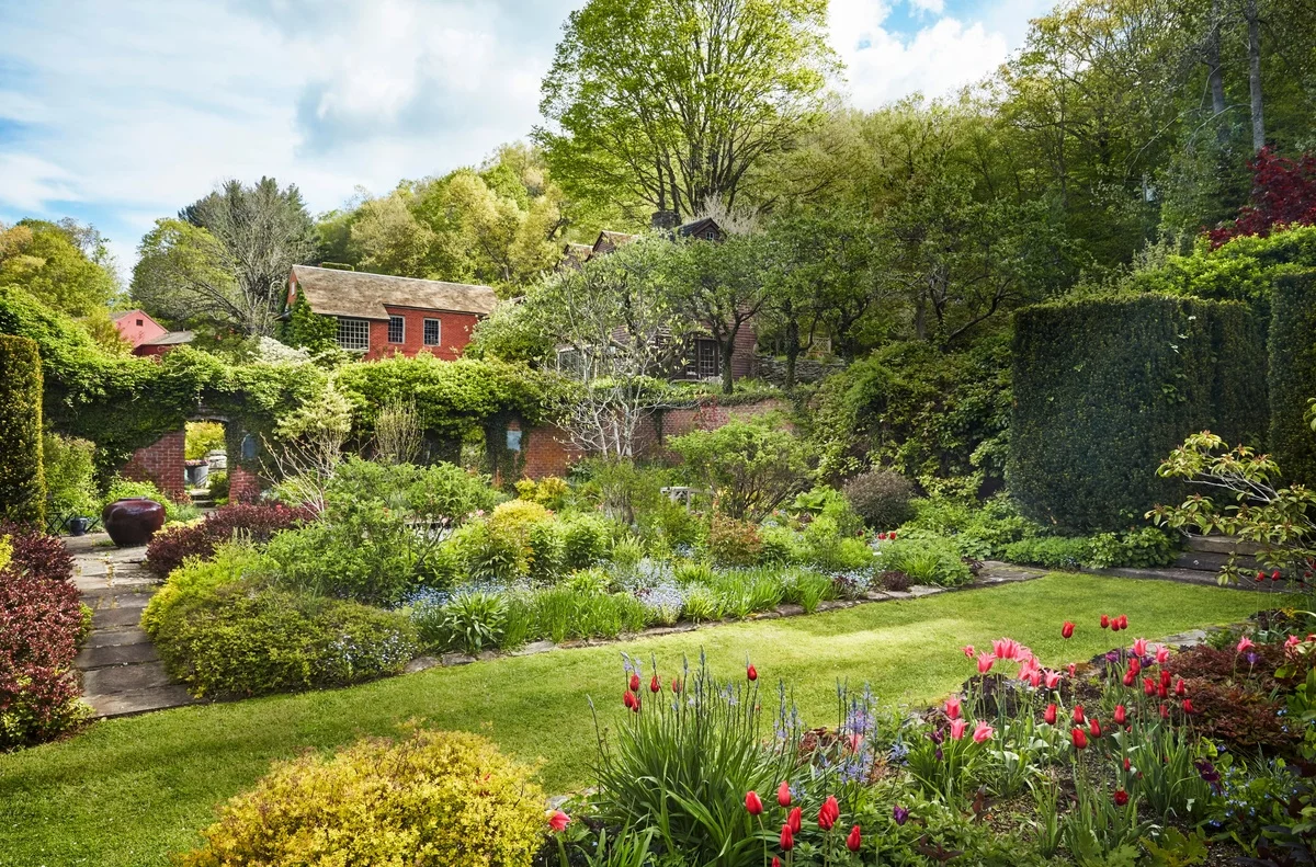 ein Naturgarten ist ein Blickfang, aber braucht ebenfalls Pflege