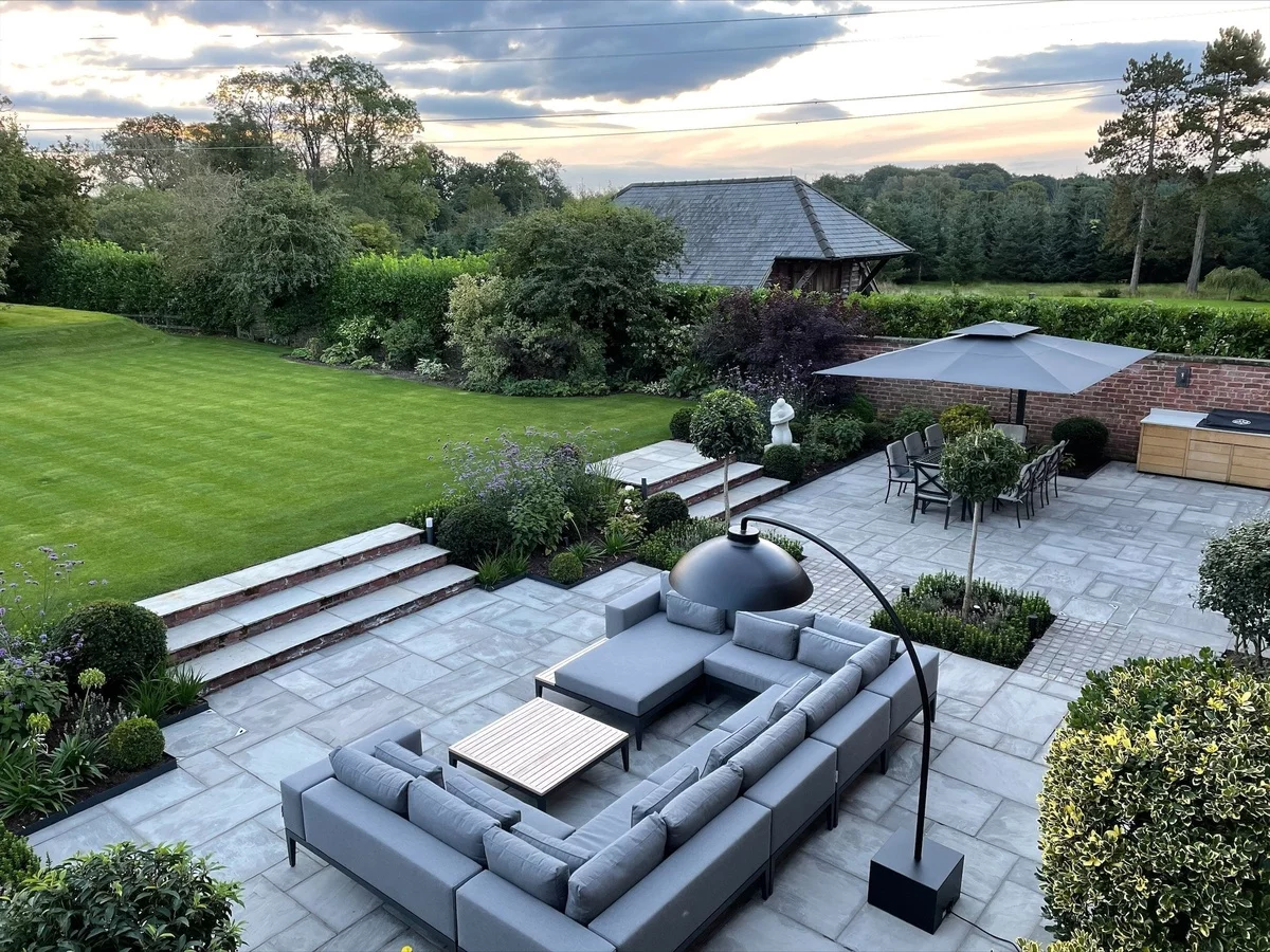 moderne Gartengestaltung mit Relax-Bereich und gut gepflegter Grasfläche