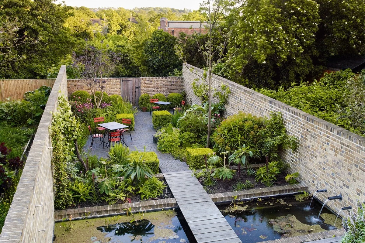 kleiner Garten mit Elementen im japanischen Stil in einzelne Bereiche eingeteilt