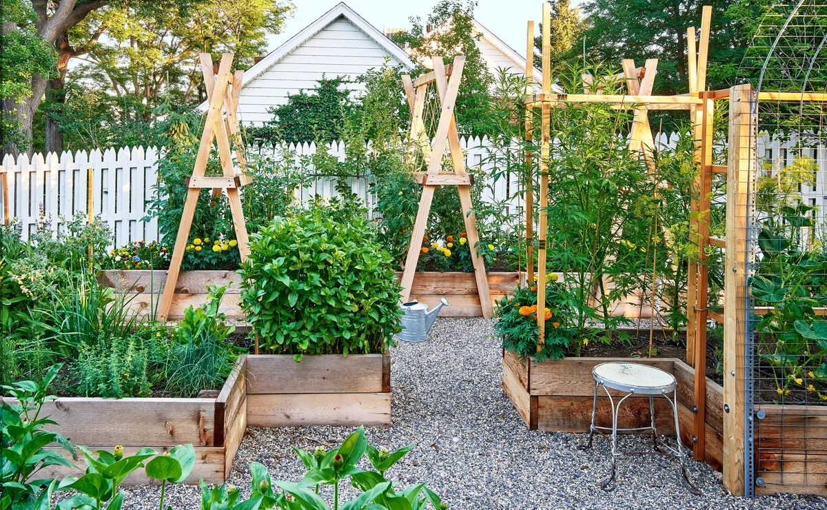 Hochbeete im Garten und Rankhilfen aus Holz für Kletterpflanzen
